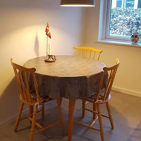 I Naer By, Skov Og