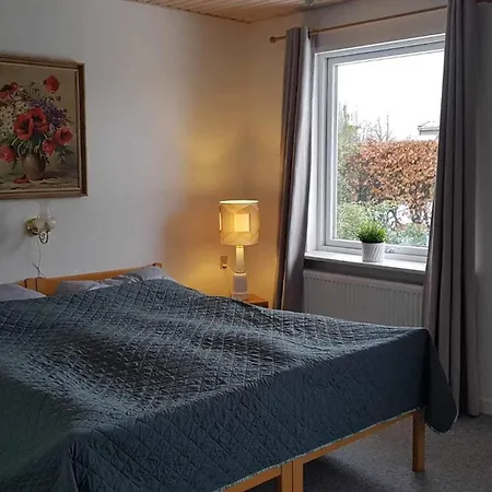 I Naer By, Skov Og *